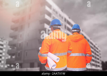 Zwei Ingenieure bei consrtuction Website suchen Stockfoto
