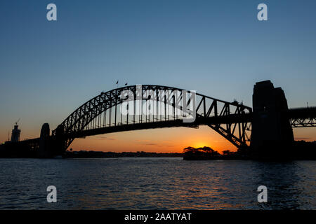 Silhouette von Sydney Harbour Bridge aus Kirribilli bei Sonnenuntergang gesehen Stockfoto