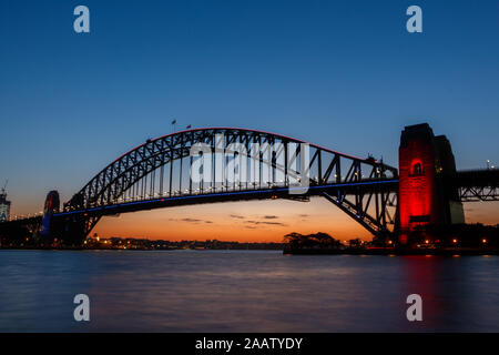 Beleuchtete Sydney Harbour Bridge gesehen von Kirribilli bei Sonnenuntergang Stockfoto