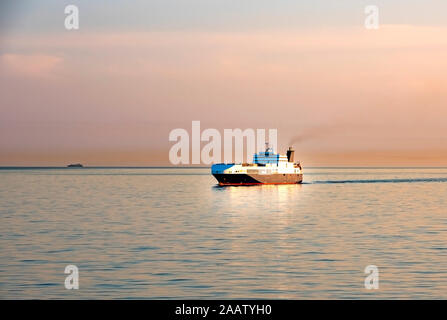 Containerschiff Reisen auf die Ägäis. Griechenland. Stockfoto