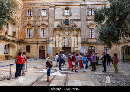 Stadt Mdina, Malta, Gruppe von Touristen auf sightsseing Tour vor vilhena Palace (Maltesisch: Il-Palazz De Vilhena) von 1728, Gehäuse nationalen M Stockfoto