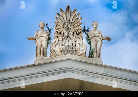 Skulpturen, Giebel auf dem Dach des Zappeion Megaron in Athen, Grrece Stockfoto