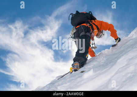 Seil Team aufsteigend zu Berg im hochalpinen Region des Monte Rosa im Winter Stockfoto