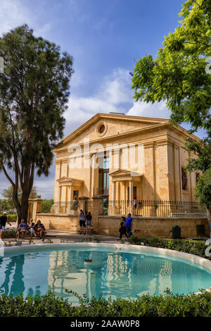 Upper Barrakka Gardens in Valletta, Malta, Stadt Garten mit Springbrunnen und ehemalige Garnison Kapelle Stockfoto