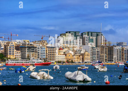 Skyline der Stadt Sliema in Malta, Appartement Gebäude auf der Halbinsel Tigne Point und Boote im Mittelmeer in den Hafen von Marsamxett Stockfoto