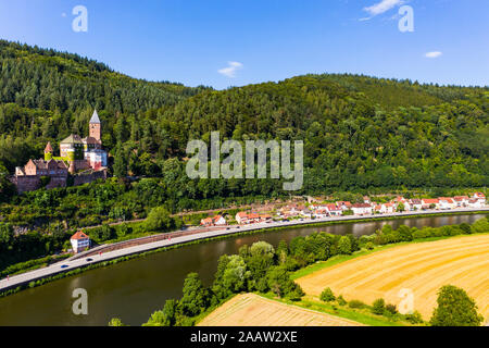 Zwingenberg Burg auf dem Berg von Neckar gegen den blauen Himmel, Hessen, Deutschland Stockfoto