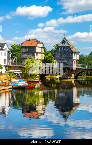 Brücke beherbergt über Boote auf dem Fluss in Bad Kreuznach, Deutschland Stockfoto