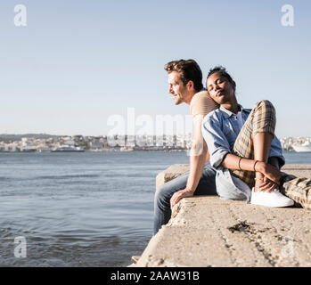 Junges Paar auf Pier an der Waterfront, Lissabon, Portugal Stockfoto