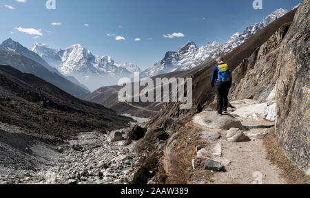 Frau Trekking im Himalaya, Nepal Stockfoto