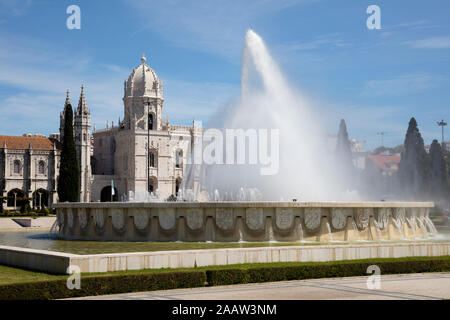 Wasser sprühen von Brunnen bei Hieronymus-Kloster in Lissabon, Portugal Stockfoto