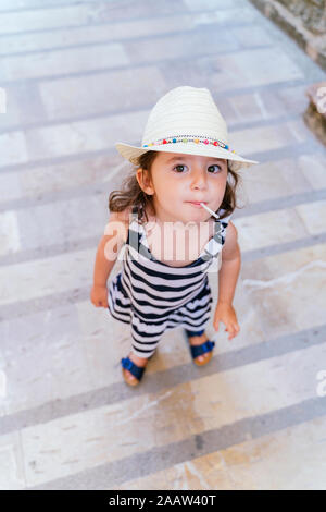 Portrait von kleinen Mädchen saugen Lollipop im Sommer Stockfoto