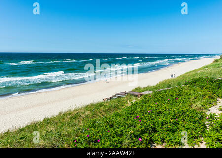 Malerischer Blick auf Meer gegen den klaren blauen Himmel während der sonnigen Tag in der Kurischen Nehrung, Russland Stockfoto