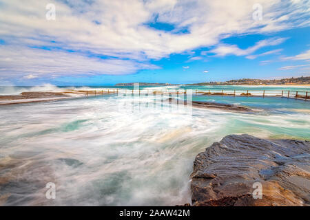 Norden Curl Curl Rockpool am Strand gegen Himmel, Sydney, Australien Stockfoto