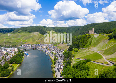 Luftaufnahme von Mosel und bernkastel-kues gegen bewölkter Himmel, Deutschland Stockfoto