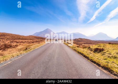 Ein 863-Straße in Richtung Cuillin Berge führen, Isle of Skye, Highlands, Schottland, UK Stockfoto