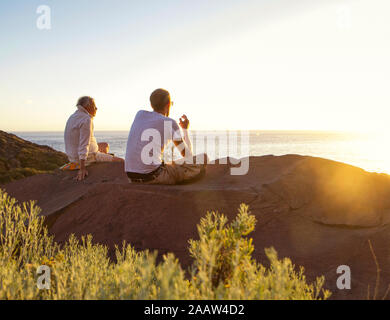 Vater und Sohn genießen den Sonnenuntergang auf Sicht, Playa del Ingles, Valle Gran Grau, La Gomera, Kanarische Inseln, Spanien Stockfoto