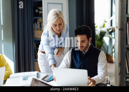 Kolleginnen und Kollegen gemeinsam an Architect's Office Stockfoto