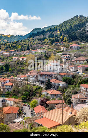 Blick auf das Bergdorf, Valtessiniko in Arcadia, Peloponnes, Griechenland. Stockfoto