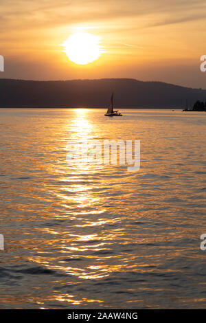 Silhouette Segelboot Segeln am Bodensee gegen Himmel bei Sonnenuntergang in Überlingen, Deutschland Stockfoto