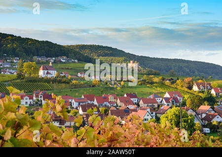 Klingenmünster: Schloss Landeck, Weinberg, Dorf und Kirche in Gleiszellen Weinstraße, Deutsche Weinstraße, Rheinland-Pfalz, Rheinland-Pfalz, Germ Stockfoto