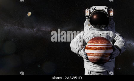 Astronaut holding Planeten Jupiter, Mond Europa umkreisen Stockfoto