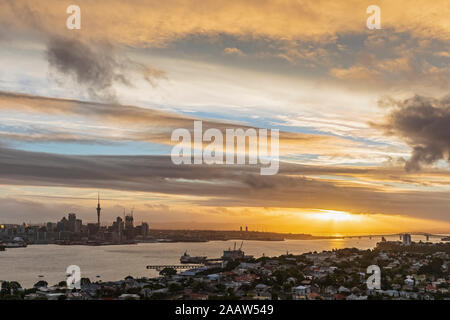 Luftaufnahme der Auckland Harbour Bridge über Meer gegen Himmel auf die Stadt bei Sonnenuntergang, Neuseeland Stockfoto