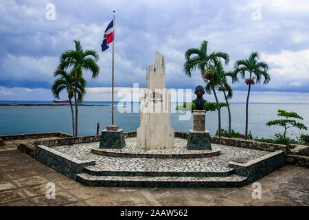 Kolonial Denkmal gegen Meer, Santo Domingo, Dominikanische Republik Stockfoto