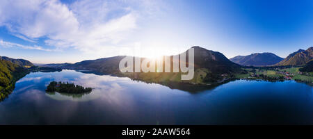 Panorama-aufnahme des Lake Schliersee, Mangfallgebirge gegen Himmel, Bayern, Deutschland Stockfoto