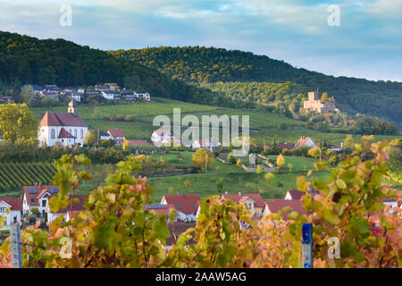 Klingenmünster: Schloss Landeck, Weinberg, Dorf und Kirche in Gleiszellen Weinstraße, Deutsche Weinstraße, Rheinland-Pfalz, Rheinland-Pfalz, Germ Stockfoto