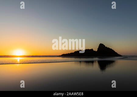 Malerischer Blick auf Panatahi Insel gegen klaren Himmel bei Sonnenuntergang an der Auckland, Neuseeland Stockfoto