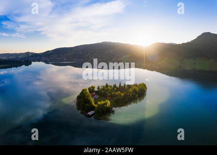 Malerischer Blick auf Wert Insel und See Schliersee gegen Sky bei Sonnenaufgang Stockfoto