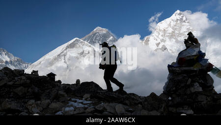 Frau Trekking mit Kala Patthar im Hintergrund, Himalaja, Solo Khumbu, Nepal Stockfoto