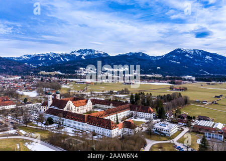 Luftaufnahme über Benediktiner Kloster Benediktbeuren im Winter, Bayern, Deutschland Stockfoto