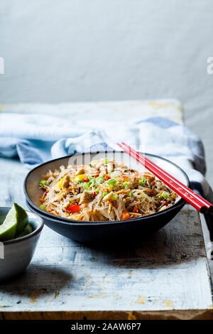 Glas Nudelsalat mit Thai Dressing, Gemüse und Huhn Stockfoto