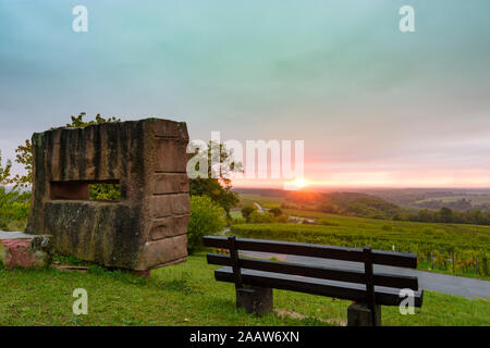 Gleiszellen-Gleishorbach: Durchblick Denkmal, Weinberg, Blick zum Rheintal in Weinstraße, Deutsche Weinstraße, Rheinland-Pfalz, Rheinland-Pfalz, Stockfoto