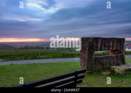 Gleiszellen-Gleishorbach: Durchblick Denkmal, Weinberg, Blick zum Rheintal in Weinstraße, Deutsche Weinstraße, Rheinland-Pfalz, Rheinland-Pfalz, Stockfoto