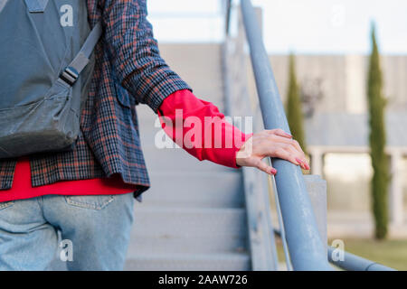 Erntegut Blick auf junge Frau mit Rucksack zu Fuß im Obergeschoss Stockfoto