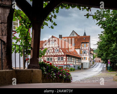 Die Außenseite des Fachwerkhäuser durch Straße, Strümpfelbach, Baden-Württemberg, Deutschland Stockfoto