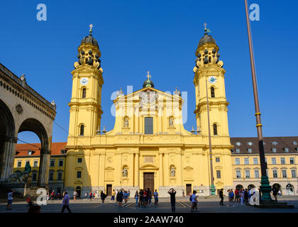 Deutschland, Bayern, Oberbayern, München, Altstadt, Fassade der Theatinerkirche Stockfoto