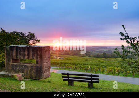 Gleiszellen-Gleishorbach: Durchblick Denkmal, Weinberg, Blick zum Rheintal in Weinstraße, Deutsche Weinstraße, Rheinland-Pfalz, Rheinland-Pfalz, Stockfoto