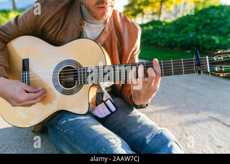 Nahaufnahme der Mann spielt Gitarre in einem Park Stockfoto