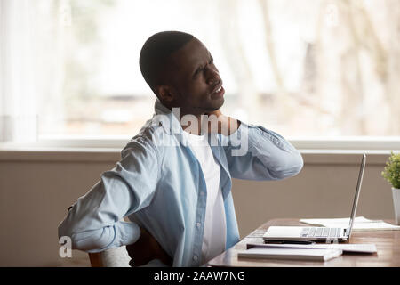 Unwohl afrikanische amerikanische Männer leiden unter Nackenschmerzen Stockfoto