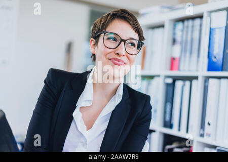 Portrait von lächelnden jungen Geschäftsfrau im Büro Stockfoto