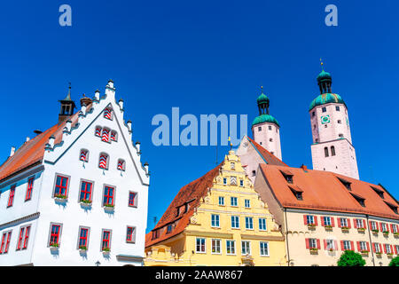 Low Angle View der historischen Architektur und Kirche gegen den klaren, blauen Himmel in Wemding, Bayern, Deutschland Stockfoto
