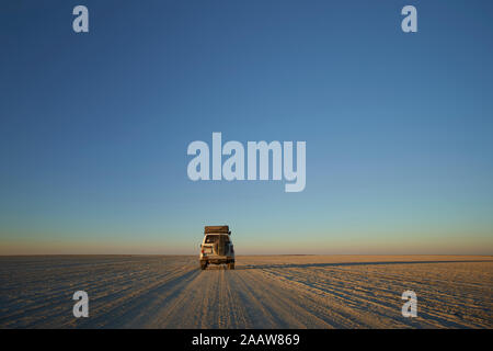 Off-road-Fahrzeug gegen den klaren Himmel, Makgadikgadi Pans, Botswana Stockfoto