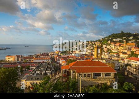 Luftaufnahme von St. George's Stadt durch Meer gegen Himmel bei Sonnenuntergang, Grenada, Karibik Stockfoto