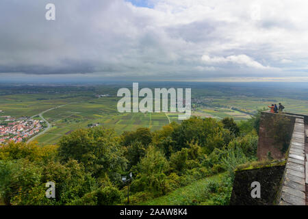 Göcklingen: Blick von madenburg Burg Göcklingen und Rheintal in Weinstraße, Deutsche Weinstraße, Rheinland-Pfalz, Rheinland-Pfalz, Deutschland Stockfoto