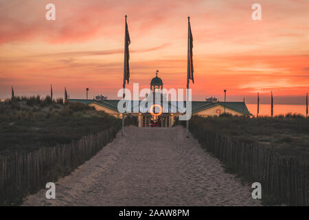 Niederlande, Südholland, Noordwijk, Beach Club bei Sonnenuntergang Stockfoto