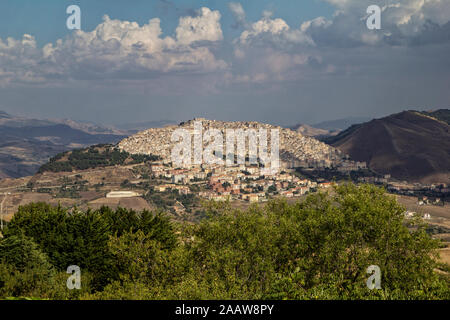 Blick auf die Häuser am Berg gegen Himmel in Gangi, Sizilien, Italien Stockfoto