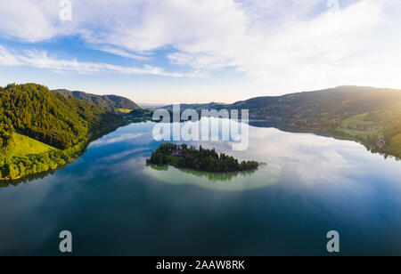 Malerischer Blick auf Wert Insel und See in Schliersee, Bayern, Deutschland Stockfoto